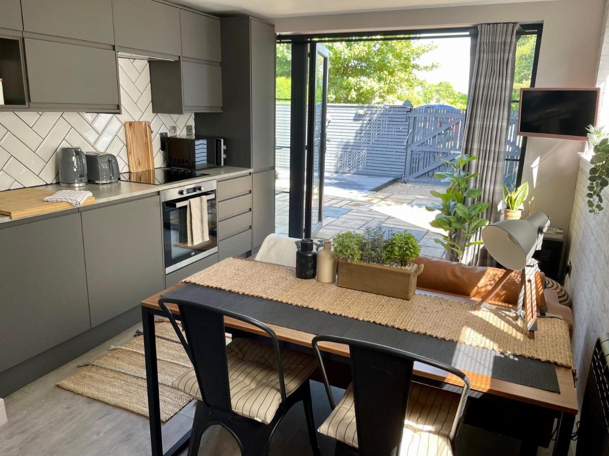 Stylish, Central Studio With Kitchen & Large Deck Fort William Kültér fotó
